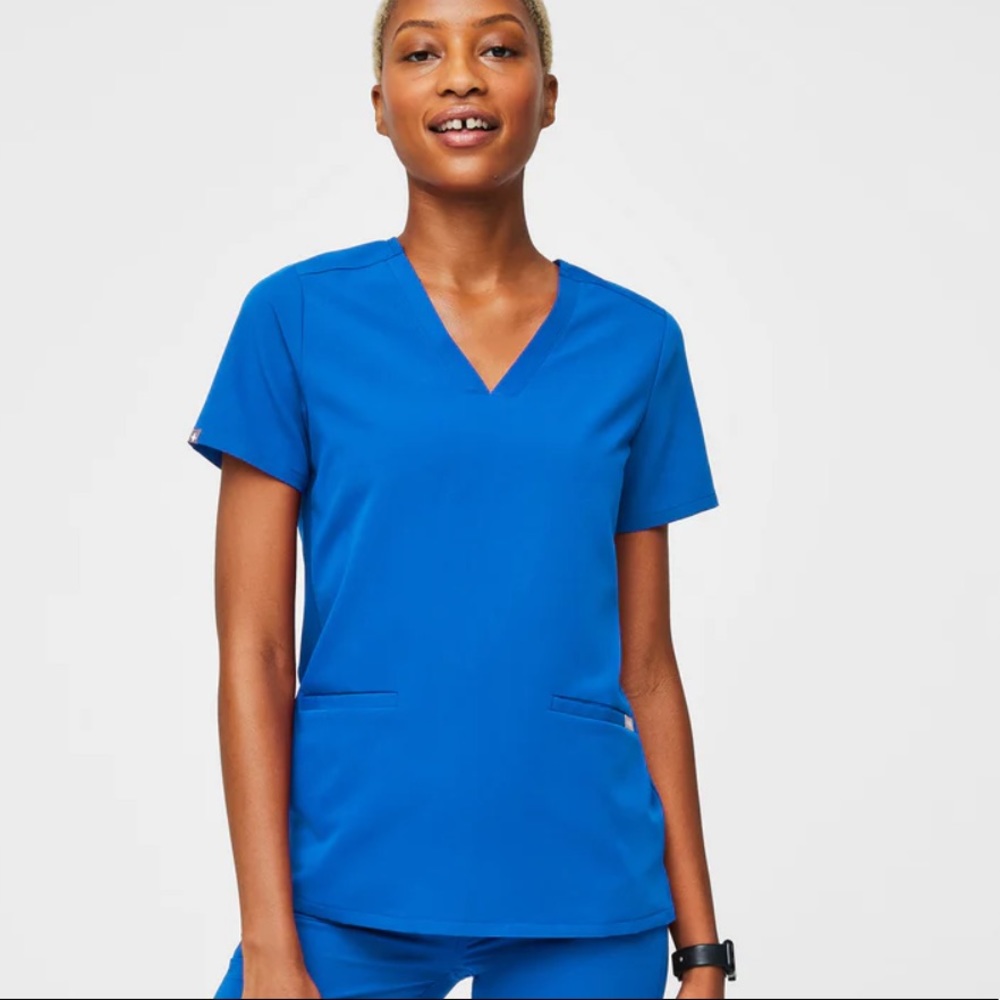 FIGS Casma™ Three-Pocket Scrub Top Galaxy Blue